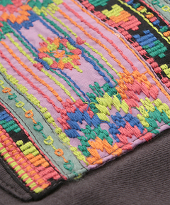 チチカカ |フェアトレードコットンドルマンポケット刺繍プルオーバー