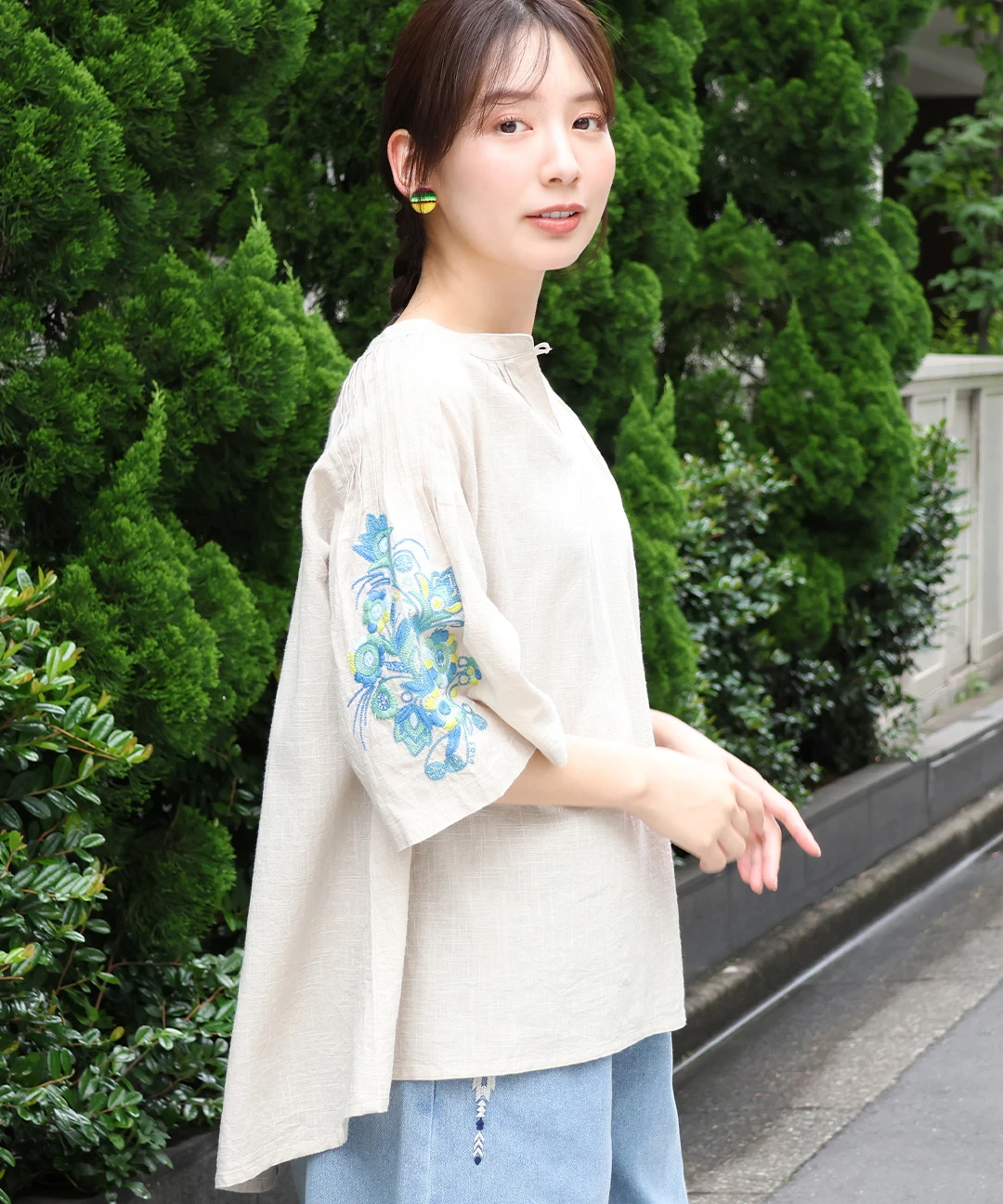 Pheeta フィータ 美しい刺繍入りオープンカラー長袖シャツ グリーン Pheeta フィータ オーガニックコットン フロント 刺繍 ブラウス