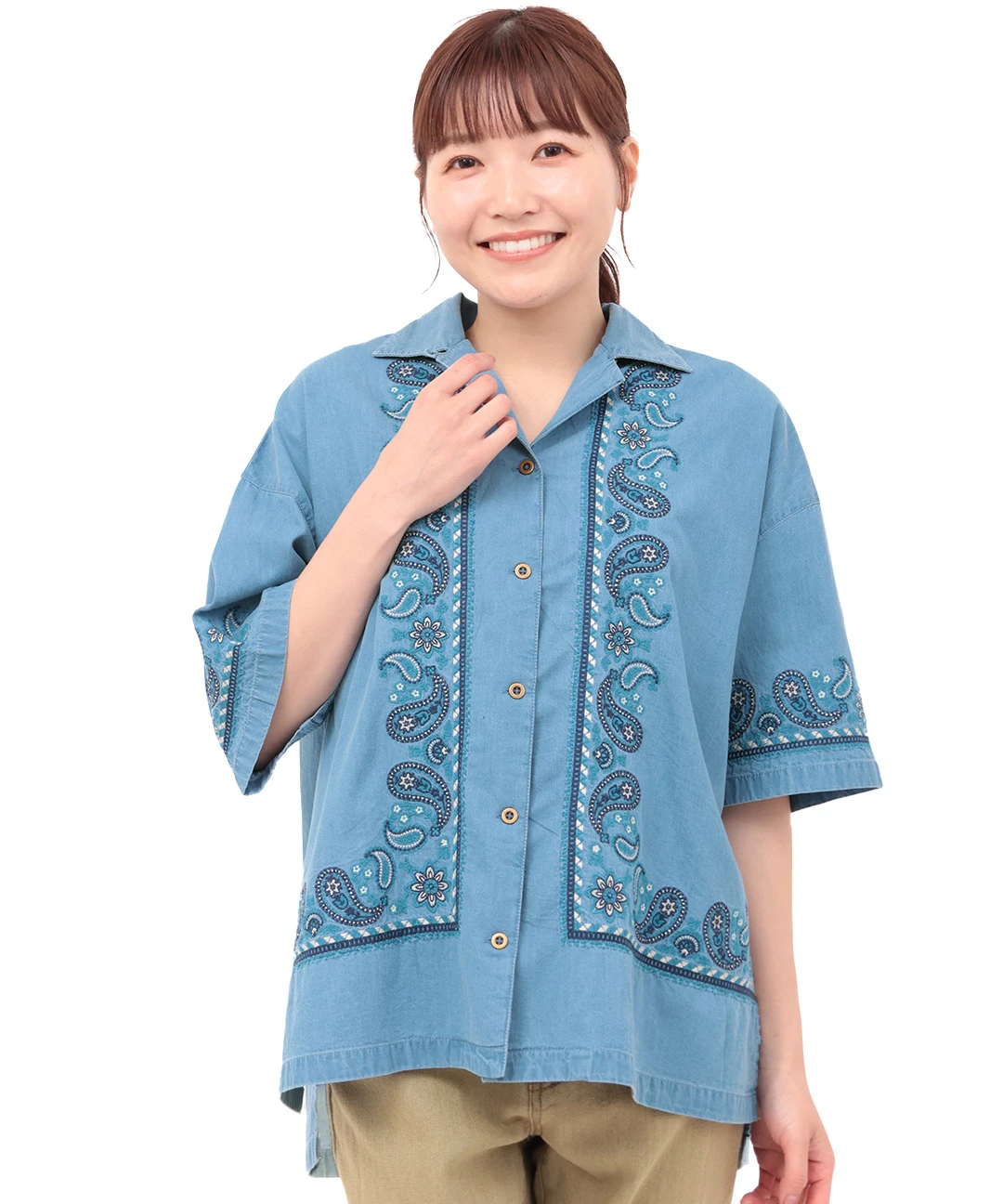 Rico ライトデニムペイズリー刺繍シャツ ／ デニムシャツ ペイズリー柄 刺しゅう シャツ トップス デニム地 開襟 半袖 半端袖 ゆったり 羽織り レディース Rico ライトデニムペイズリー刺繍シャツ / シャツ・ブラウス