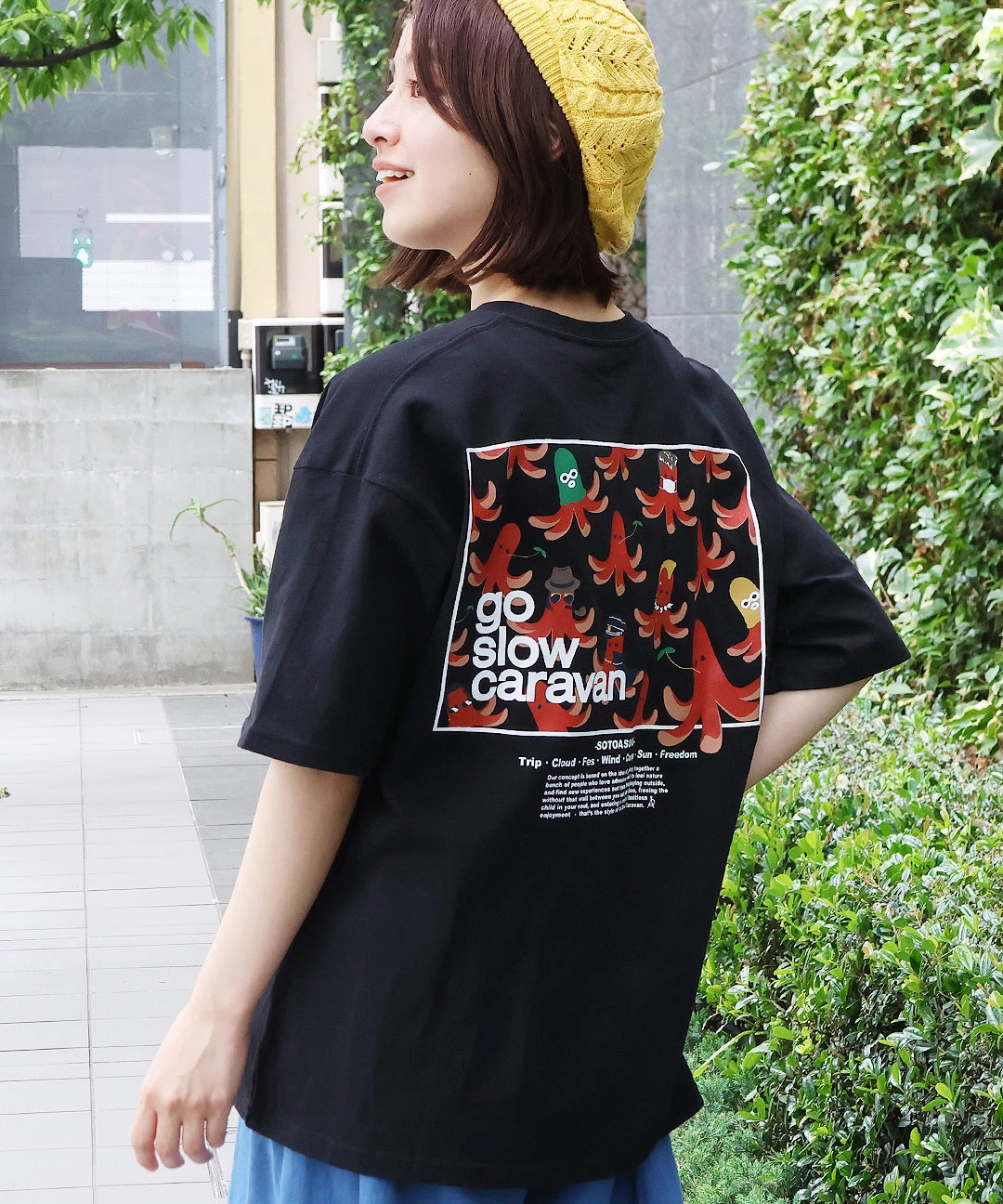 go slow caravan スクエアロゴバックプリントTシャツ【WEB限定】 go slow caravan スクエアロゴバックプリントTシャツ【WEB限定