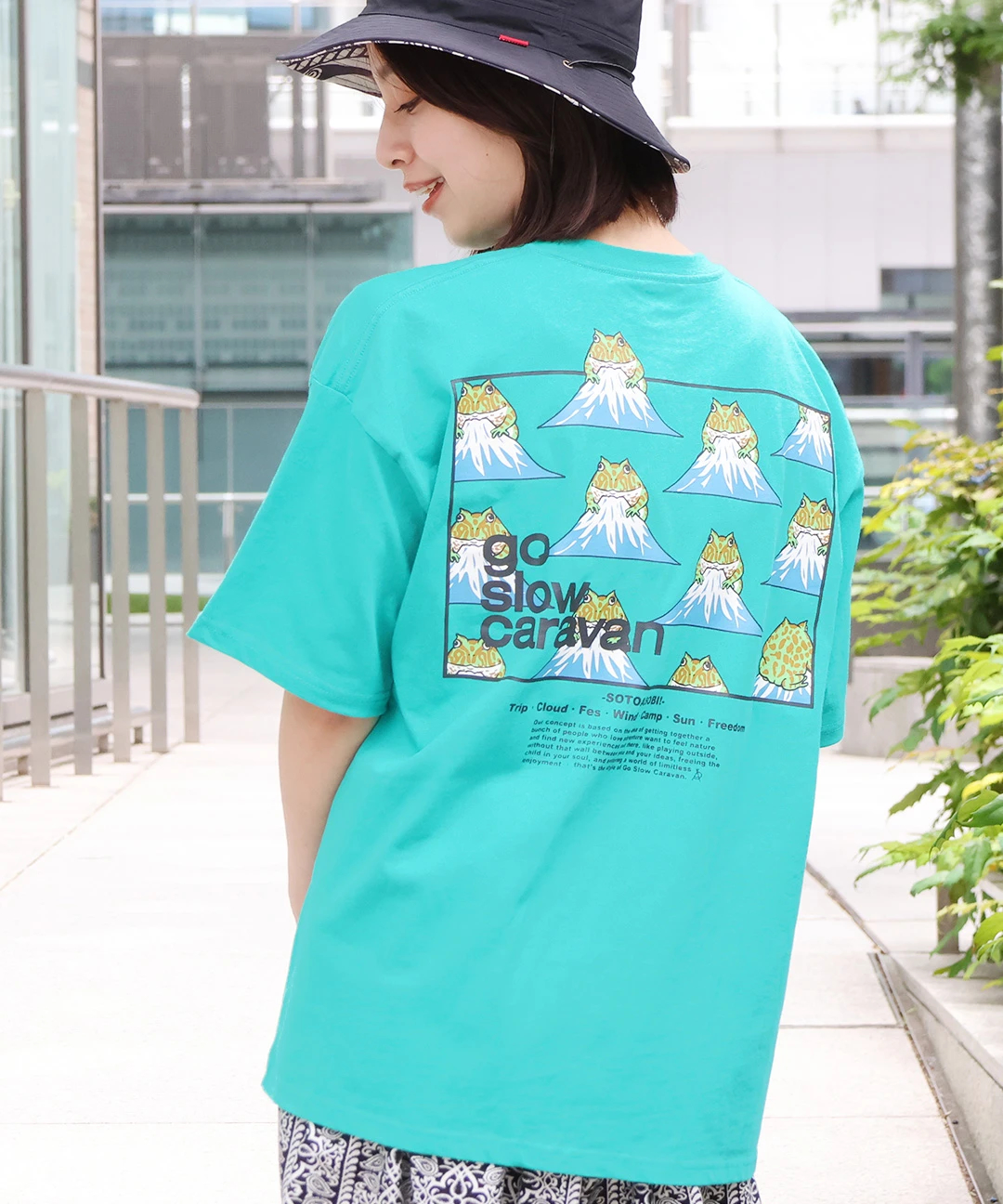 go slow caravan スクエアロゴバックプリントTシャツ【WEB限定】 go slow caravan スクエアロゴバックプリントTシャツ【WEB限定