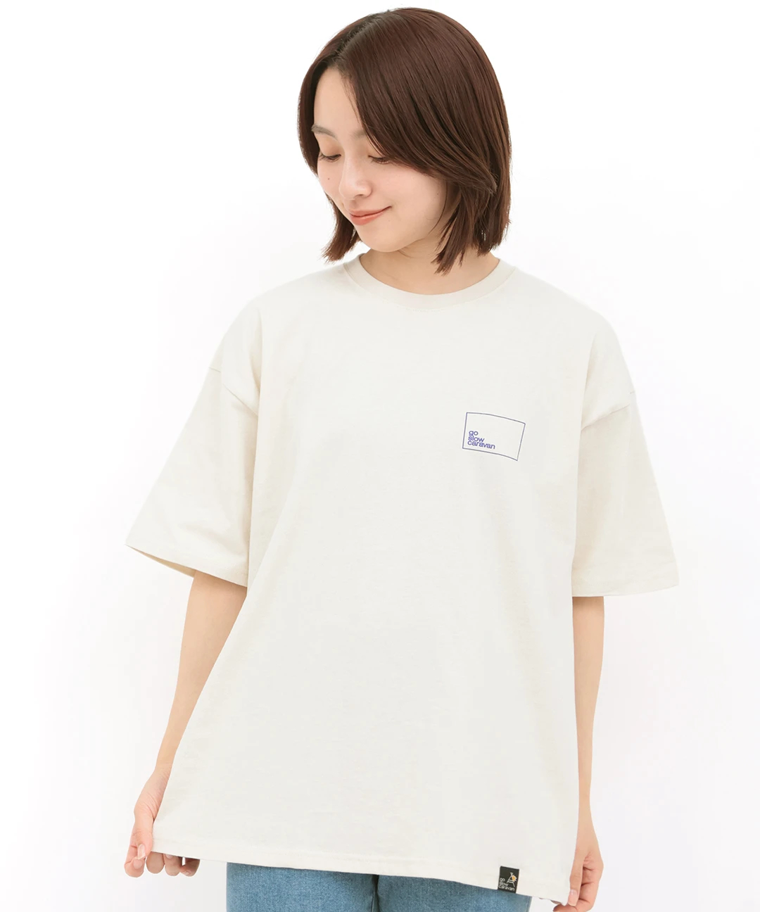 go slow caravan スクエアロゴバックプリントTシャツ【WEB限定】 go slow caravan スクエアロゴバックプリントTシャツ【WEB限定