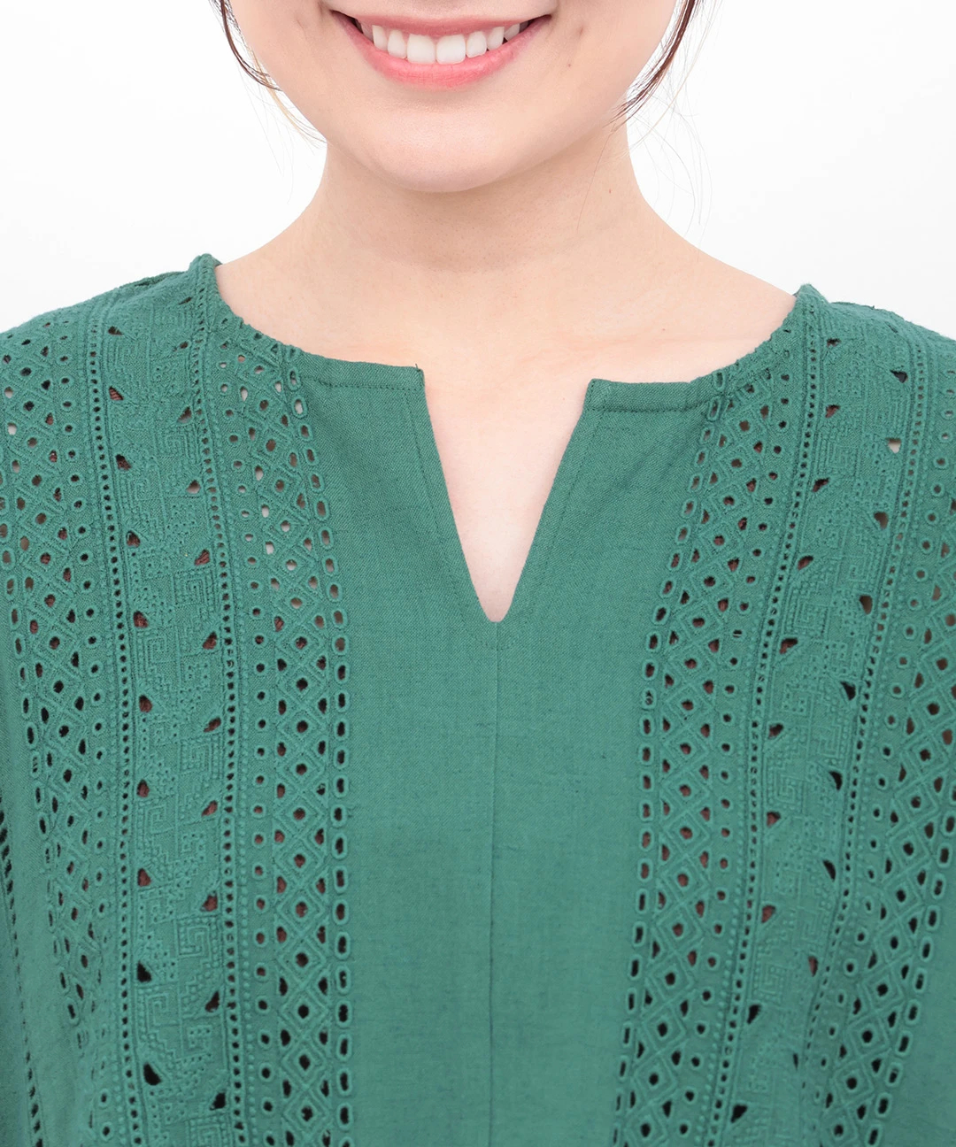 Rico カットワーク刺繍プルオーバー ／ シャツ ブラウス トップス レディース 春 夏 長袖 カットワーク 刺繍 透け感 キーネック インド 綿 麻 ナチュラル チチカカ Rico カットワーク刺繍プルオーバー ／ シャツ